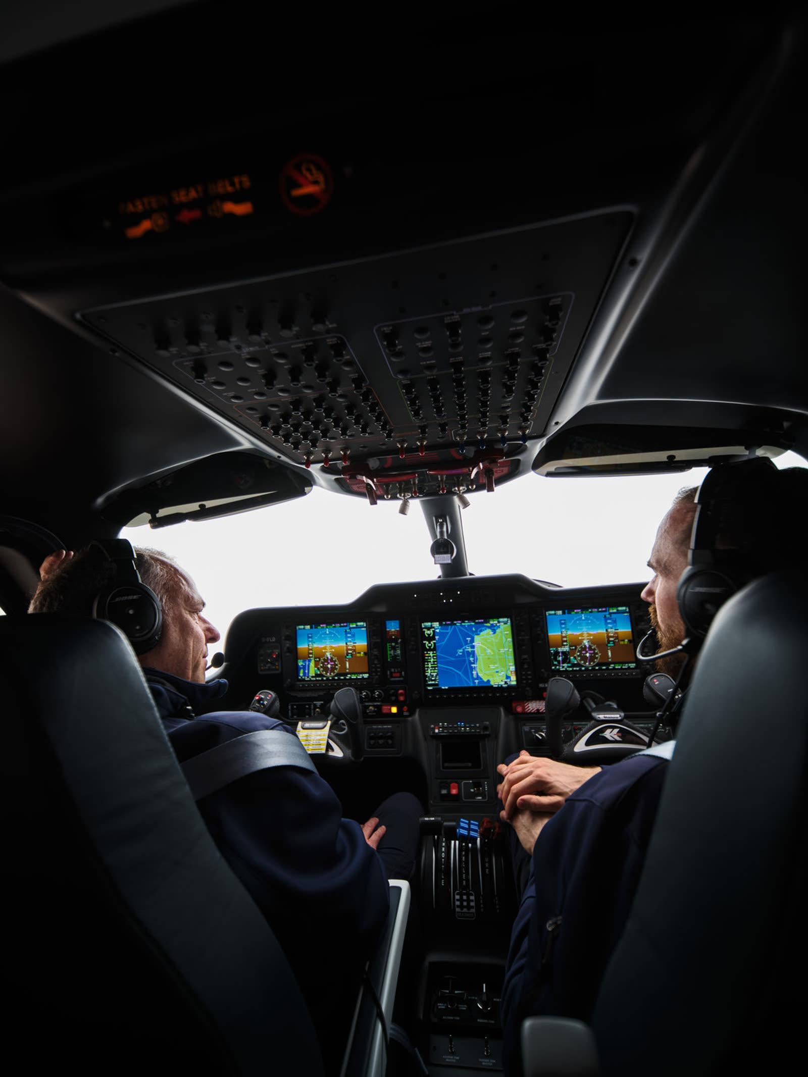 Blick ins Cockpit der Inselflieger-Tecnam — zwei Piloten mit Bose-Headsets
