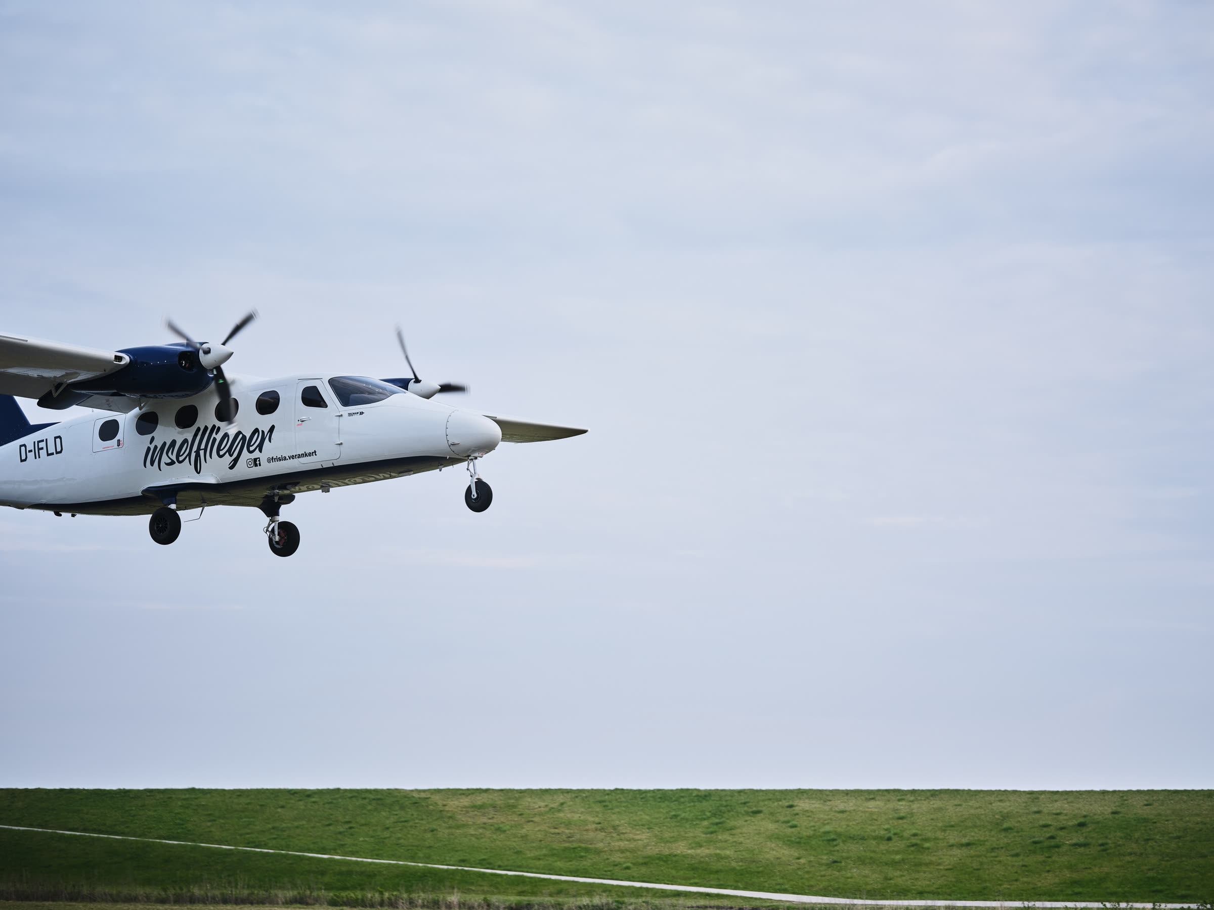 Inselflieger der FLN Frisia im Anflug — Tecnam P2012 mit „inselflieger